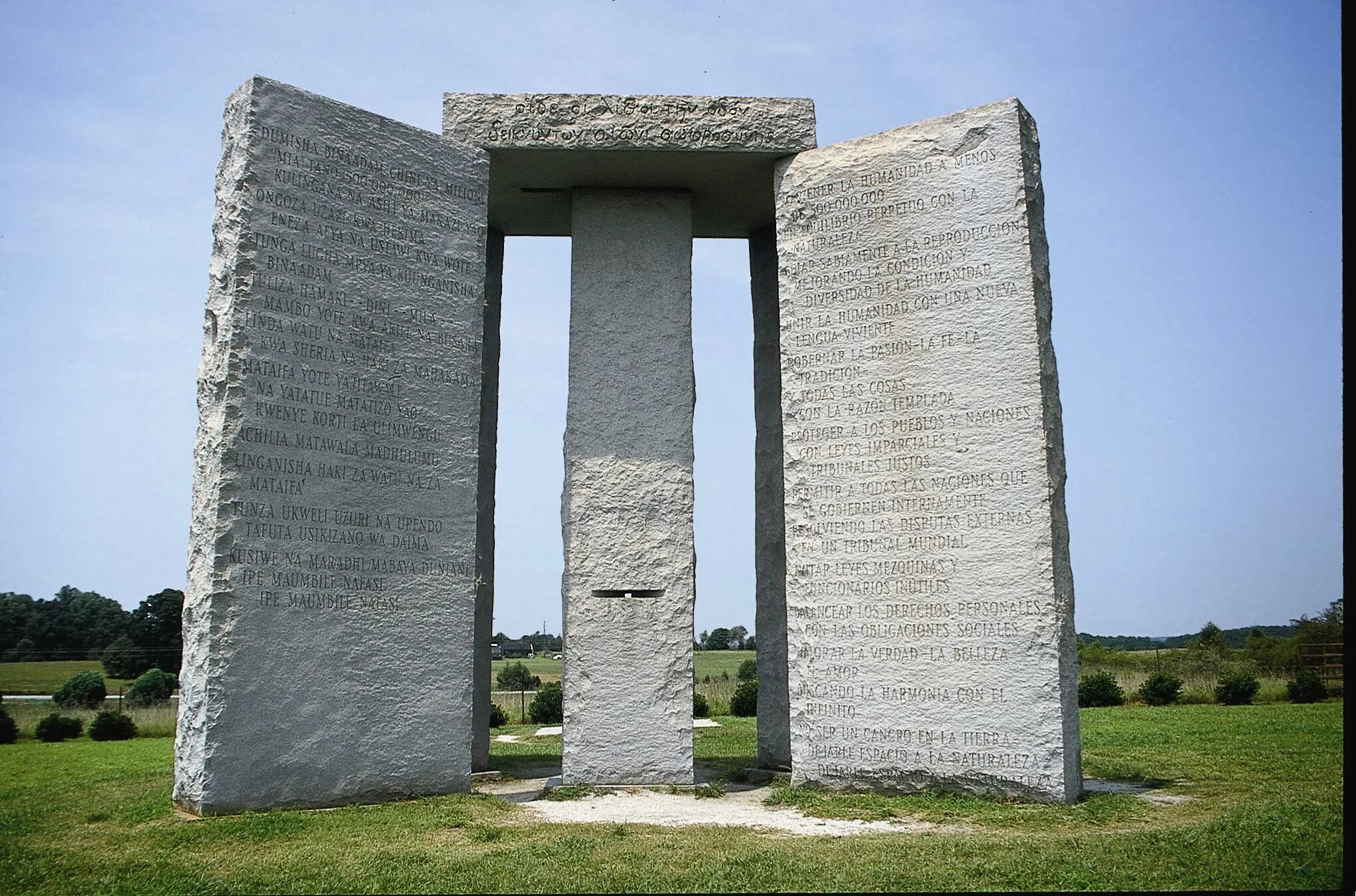 Monument stone. Памятник скрижали Джорджии штат Джорджия США. Монумент Джорджийские скрижали. Джорджия памятник скрижали Джорджии. Памятник скрижали Джорджии.