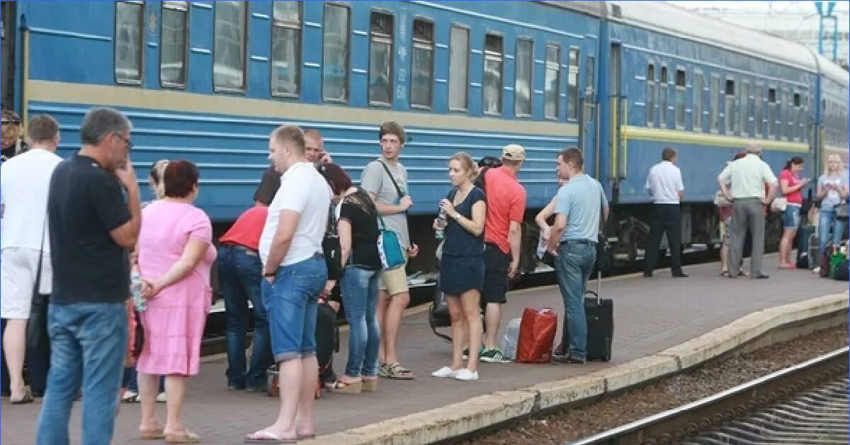 Опоздания поездов дальнего следования. Поезд дальнего следования. опоздал на поезд. поезд дальнего следования фото.