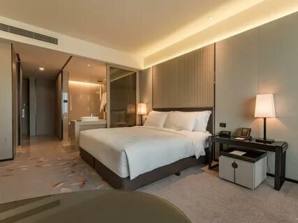 Bedroom deluxe apartment king bed перевод