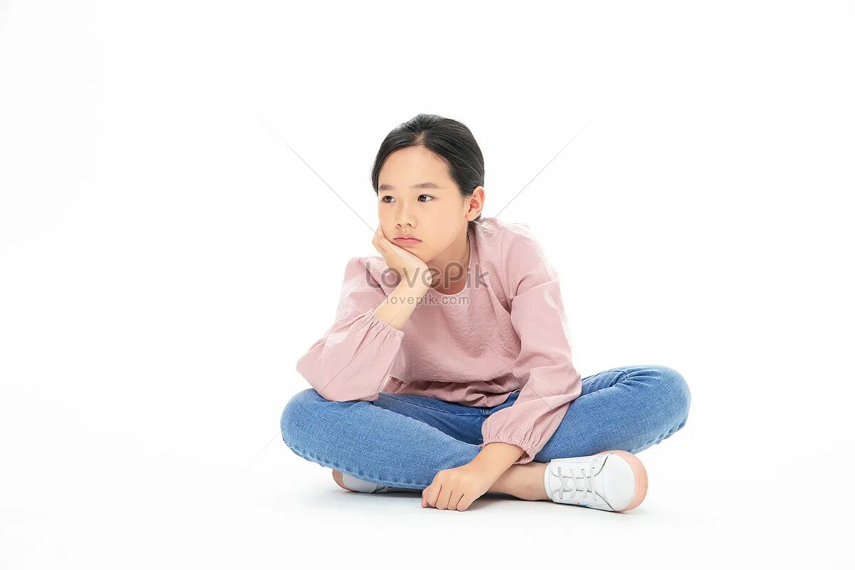 Девочка сидит в телефоне. Девочка сидит и что то говорит. Девушка подросток сидит. Девочка сидит. Фото грустных белокурых мальчиков с книгой в руках.