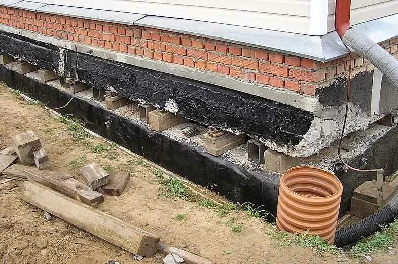 Цоколь фундамента. Усиление фундамента. Старый цоколь. Старый цоколь. Опалубка для старого фундамента.