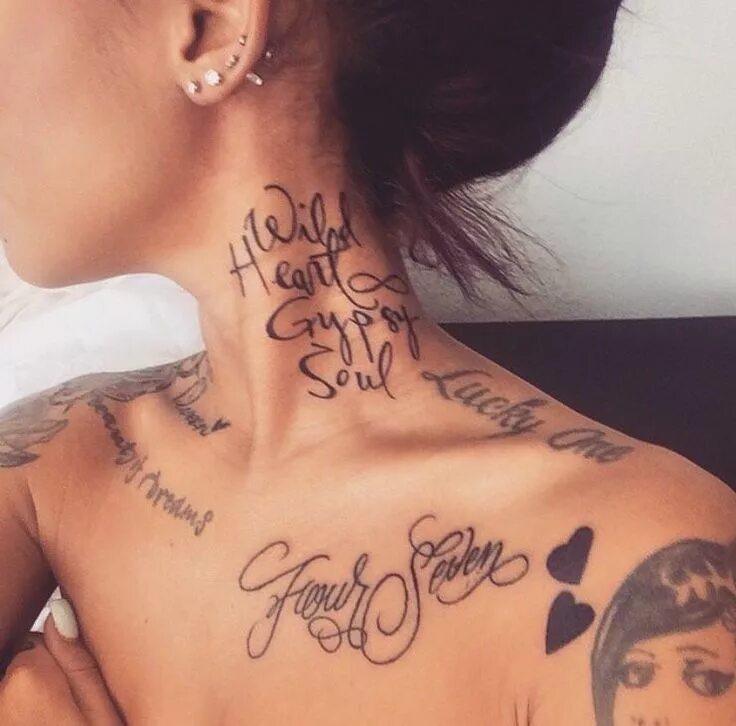Татуировка на шее для девушек сзади. Тату на шее надпись. Татуировка на шее надпись. Тату на шее для девушек надписи. Тату на шее надпись.