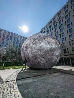 Арт объект луна