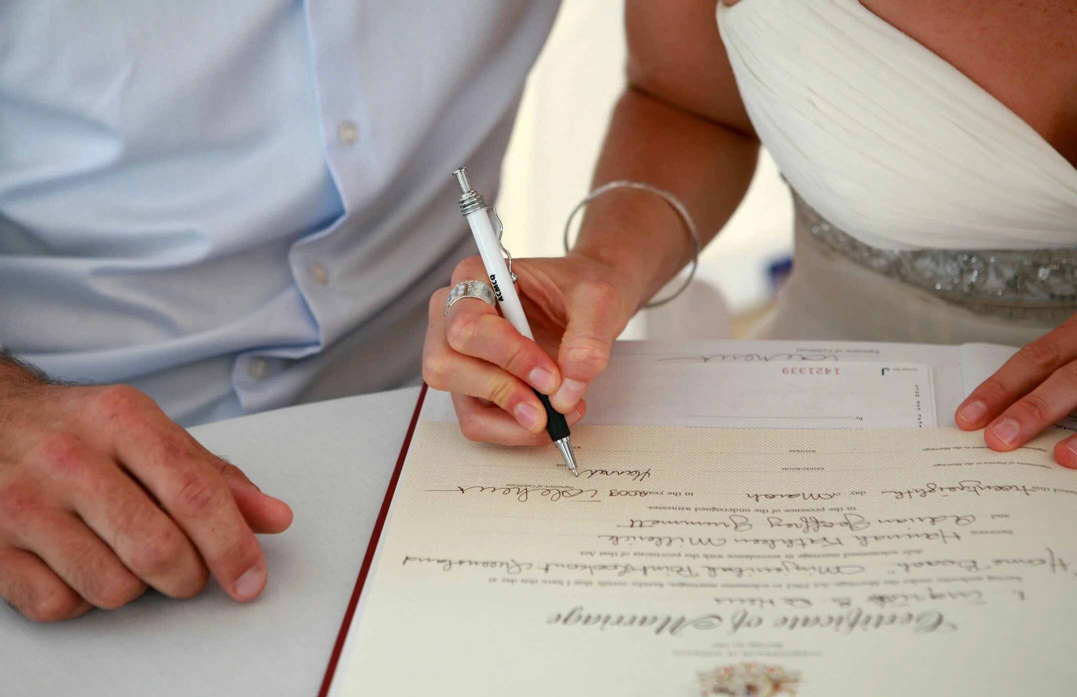 Документ гражданского брака. Регистрация брака. Документ для росписи в ЗАГСЕ. Подпись в ЗАГСЕ. Расписаться в ЗАГСЕ.
