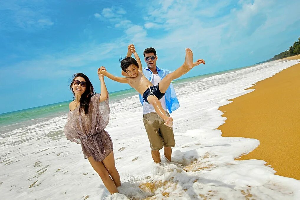 Таиланд с детьми куда. Путешествие семьей в таиланд. Таиланд с детьми куда. Отель пхукет с детьми. Семья на отдыхе.