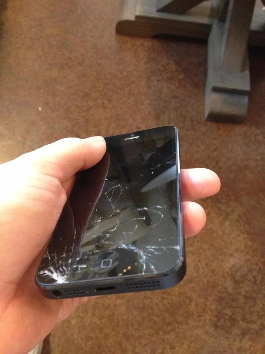 Заменить разбитый. Разбитый смартфон. Разбитый айфон. Разбитые айфоны. Сломанный смартфон.
