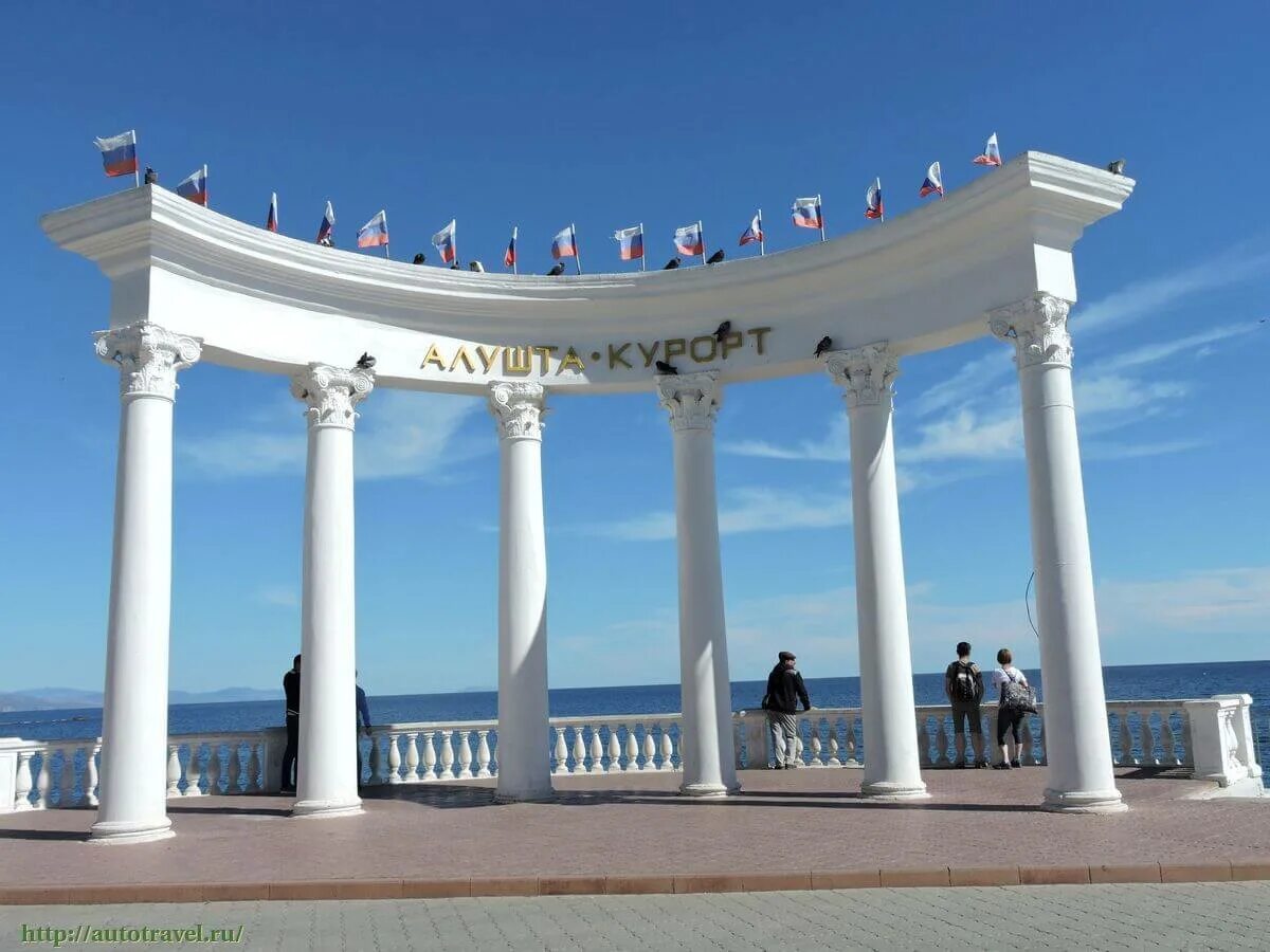 Алушта парк фото. Ротонда крым алушта. ротонда, центральная набережная крым алушта. алушта приморский парк ротонда. арка в алуште на набережной.