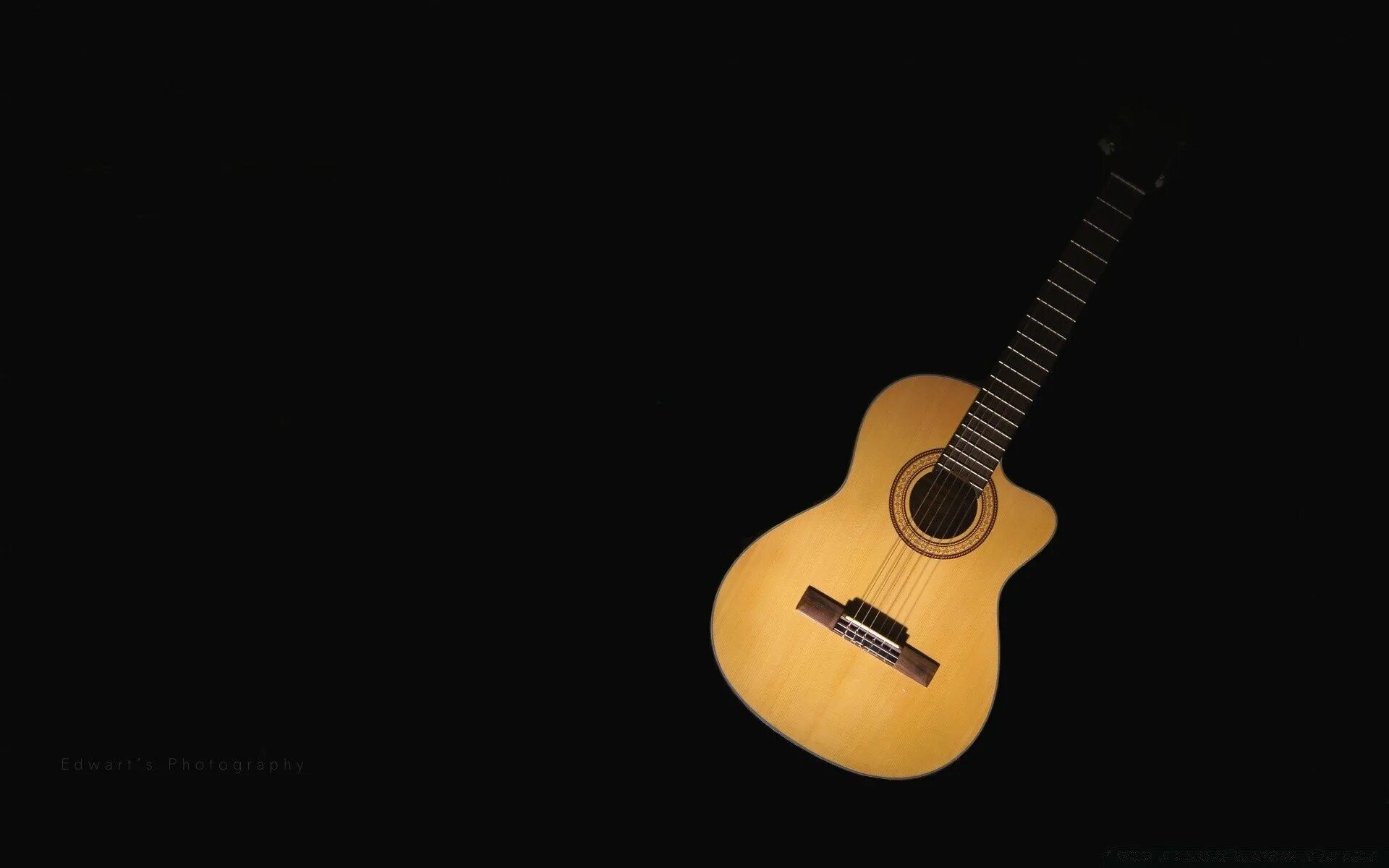 Гитара. Акустическая гитара. Гитара на черном фоне. Классическая гитара.