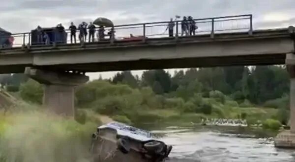 Скинули в реку. Первомайские горки Тверь. Полицейский УАЗИК утонул в Одинцово. Что скинули в реку тура.