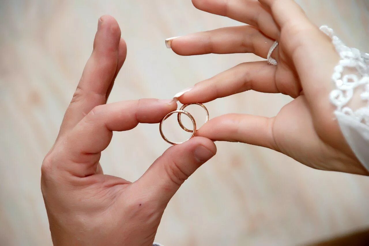 Кольцо брак на какой руке. Свадебные кольца. Кольца молодоженов. Свадебные кольца на руках. Обручальное кольцо на ладони.