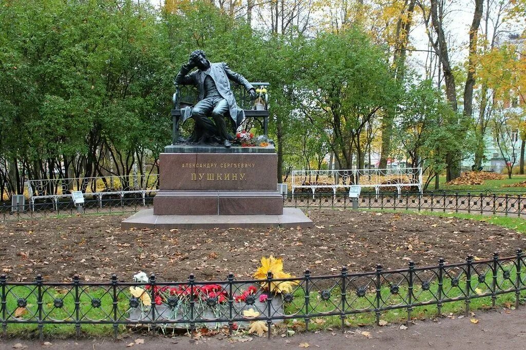 Памятники в пушкине спб. Памятник пушкину в царском селе. памятник пушкину в царском селе в лицейском саду. памятник пушкину в пушкине в лицейском саду. царское село пушкин лицейский памятники.