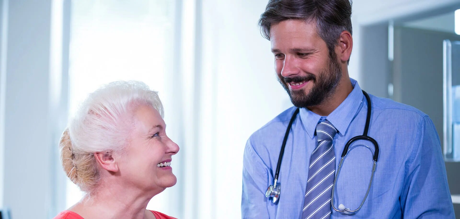 красивый врач мужчина. мужа не стоит врача. задумчивый врач. беседа двух врачей. доктор в галстуке.