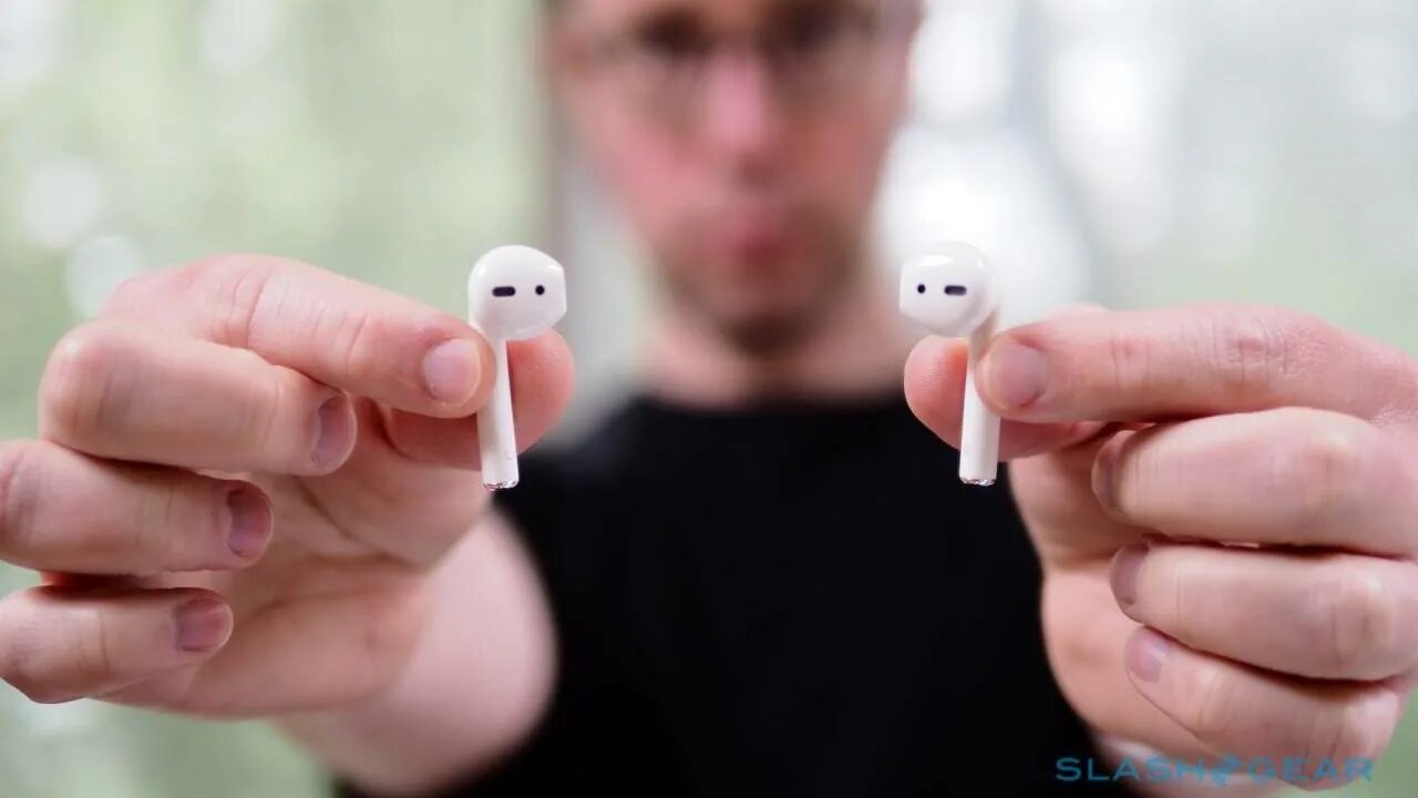 Airpods фото. Airpods на природе. Как подключить аирподс к пк windows 10. Как подключить наушники к ноутбуку виндовс 10. Airpods pro 2 2021.