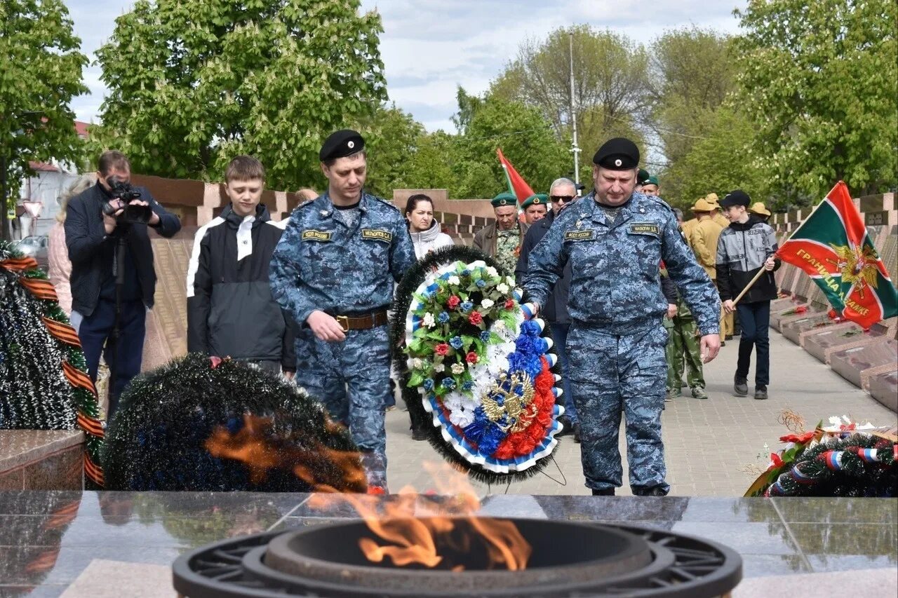 Подслушано моршанск вконтакте. Памятник воинам интернационалистам. Воины интернационалисты. Подслушано в Моршанске. Венок возложение к захоронению солдата.