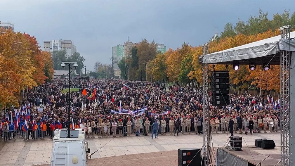 Сегодня 30 сентября. Митинг концерт. День города концерт. Октябрь в городе. 10 Тысяч человек фото.