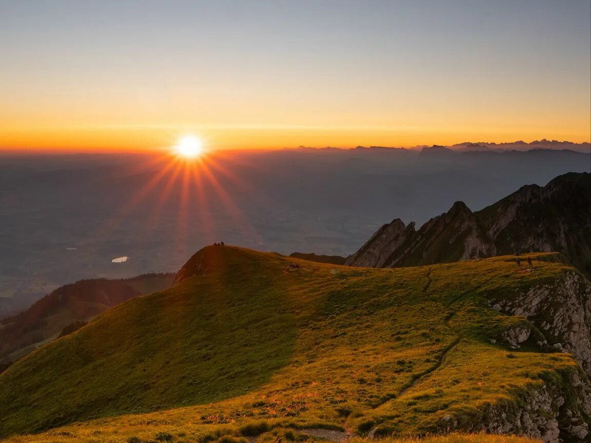 Горы небо. Рассвет солнца в горах. Солнце над вершиной. Горы солнце. Солнце между горами.
