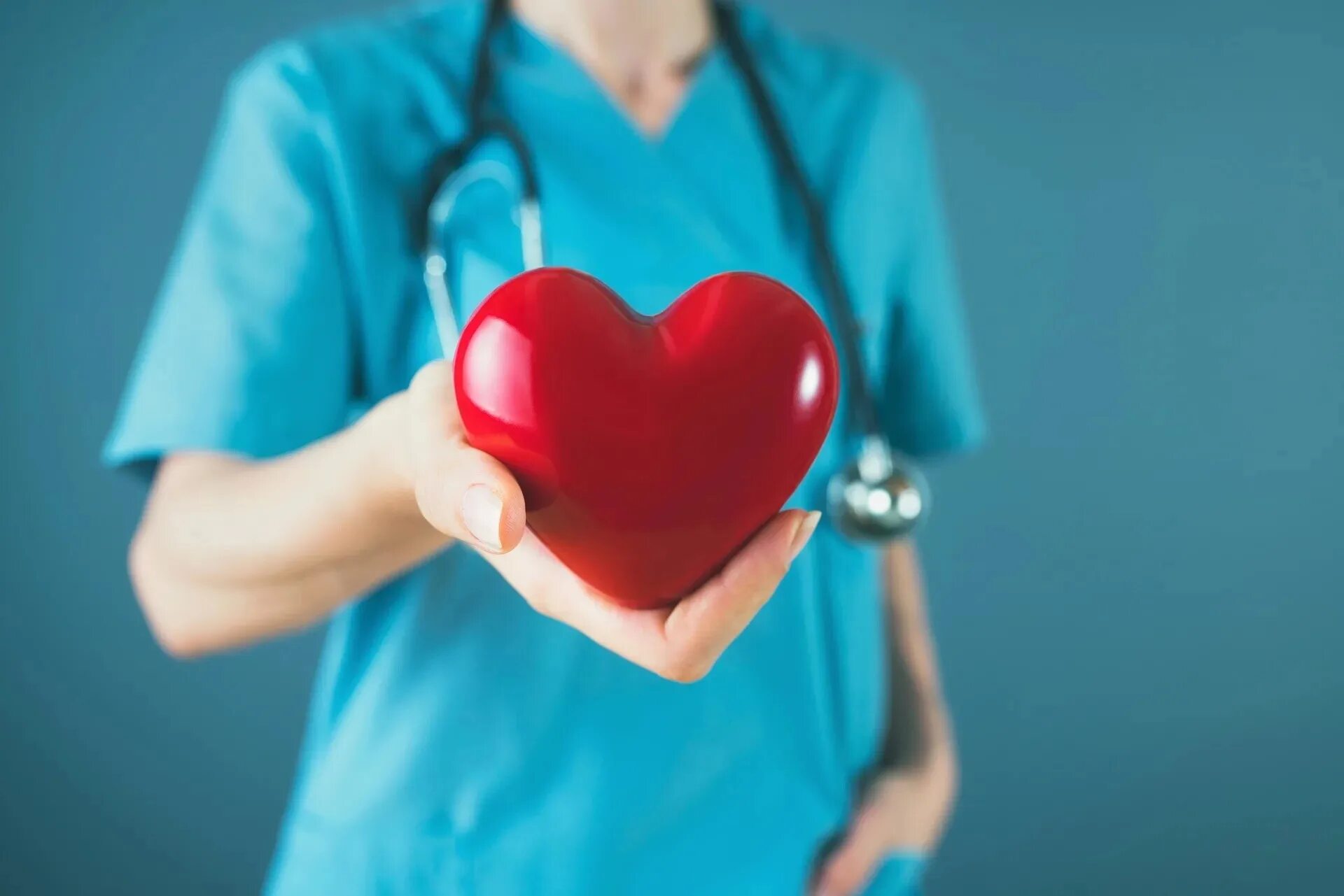Сердце человека и доктор. Здоровье сердца. Сердечно-сосудистые заболевания. Сердце.