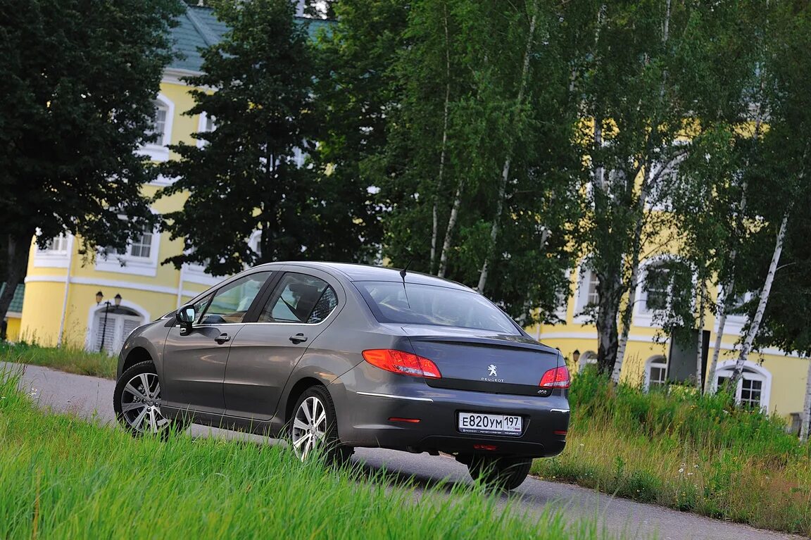 Седаны с полным приводом. Peugeot 408. Дорожный просвет Пежо 408 седан. Пежо 408 деревня.