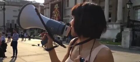 Женщина дает потрогать свои