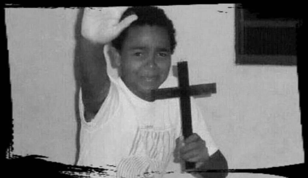 Парень с крестом в руках мем. Мальчик с крестом. Парень с крестом в руках мем. Держит крест. Свят.