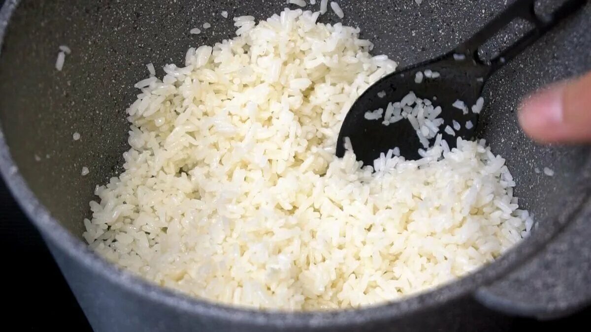 Чтобы рис был рассыпчатым нужно. Рис рассыпчатый на 200 гр. Рис в мультиварке рассыпчатый. Рис рассыпчатый на гарнир. Рассыпчатый рис в кастрюле.