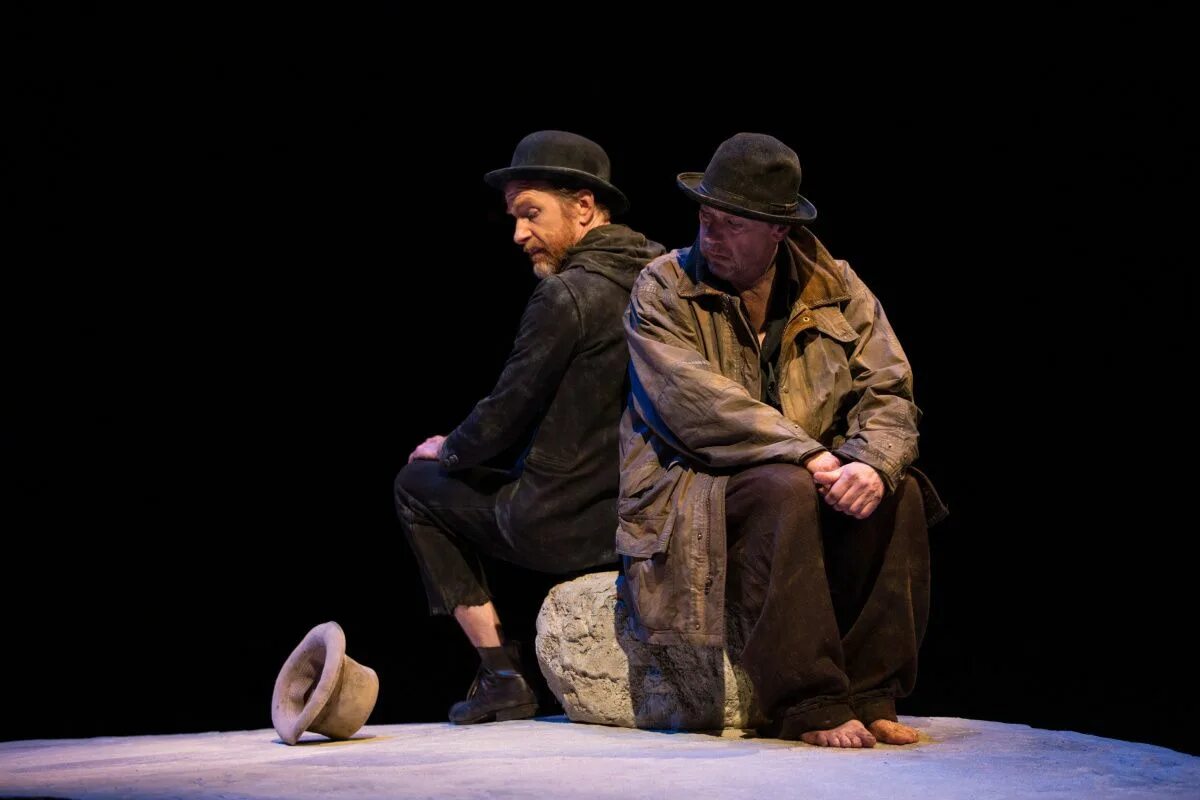 Спектакль в ожидании годо бутусов. В ожидании годо спектакль бутусова. В ожидании годо спектакль. Спектакли фантастика. Юрий цокуров театр вахтангова.