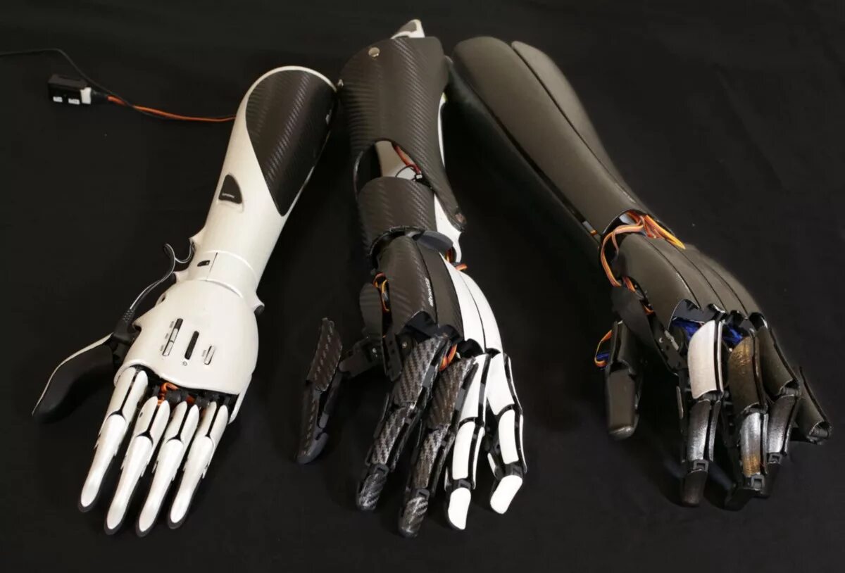 жест большой палец. самые крутые руки. джесси салливан бионические протезы. крутые тату. мужская тату.