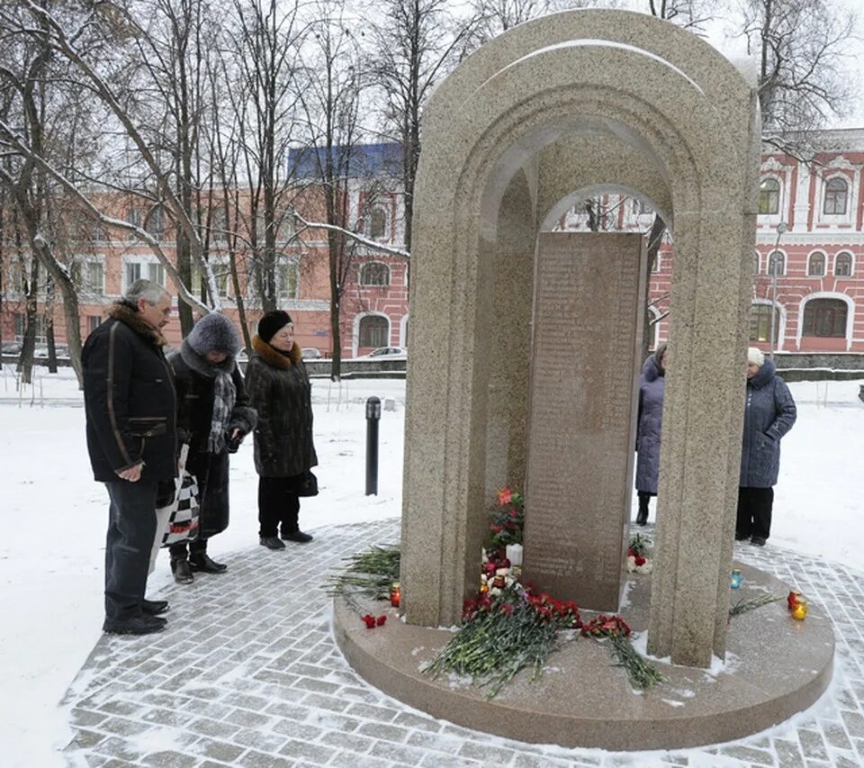 памятник хромая лошадь пермь. 12. 2009. 3 декабря 2009 год. пожар хромая лошадь 2009.