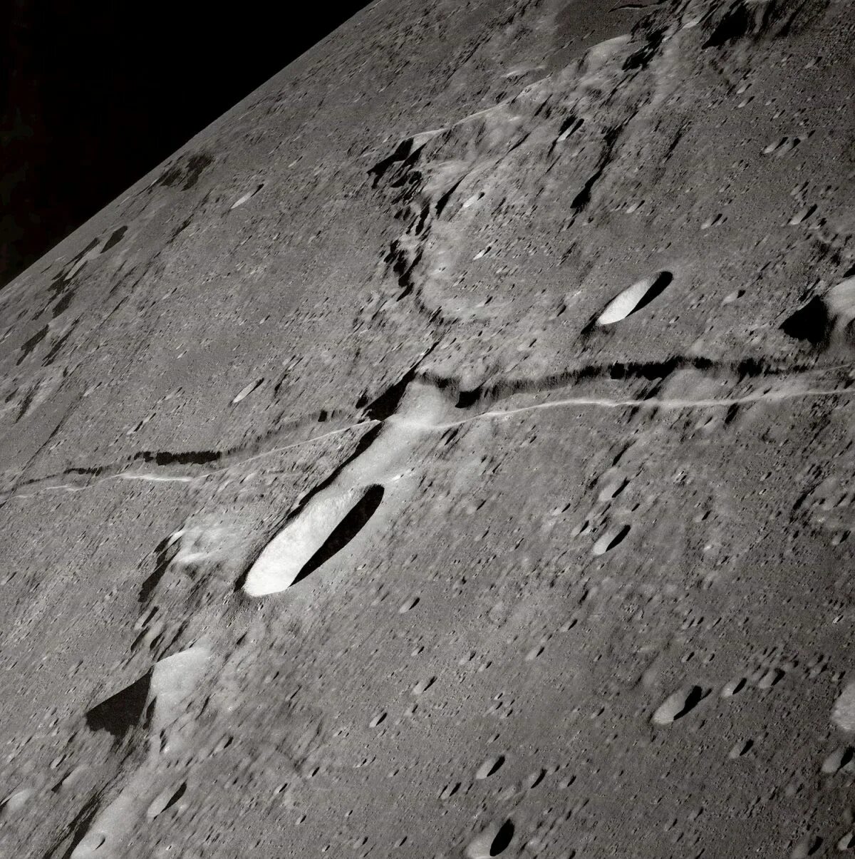 Lunar crack. Борозда Аридея на Луне. Борозда Ariadaeus. Кратер Циолковского. Дедал (лунный кратер).