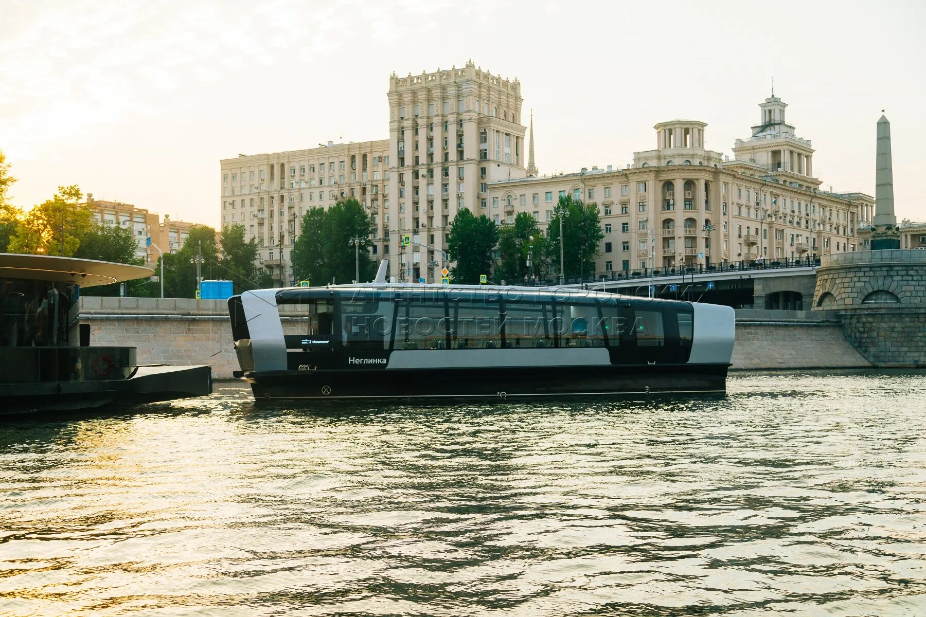 Речные электро трамвайчики в москве. Речной трамвайчик в Москве. Речные электросуда в Москве. Речной трамвайчик в Москве 2023. Речной электротрамвай в Москве.