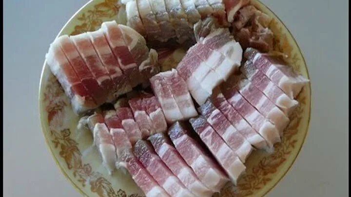 Сало порезанное ломтиками. Красивая нарезка сала. Тонко нарезанное сало. Как нарезать сало. Как нарезать сало.