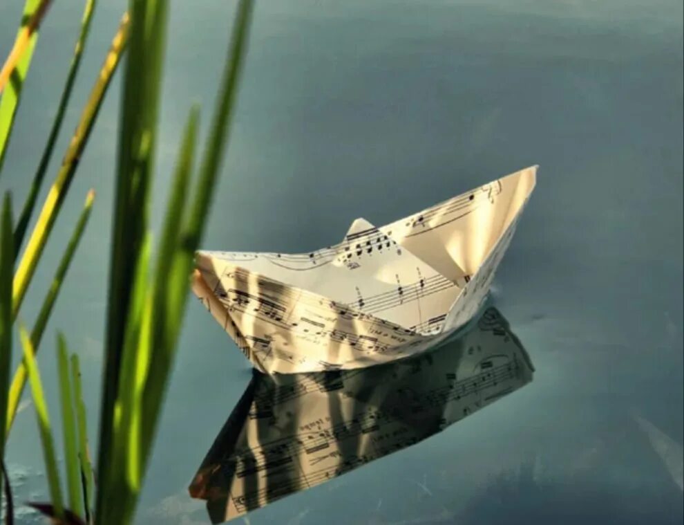 Бумажный кораблик читать. Бумажный кораблик. Красивый бумажный кораблик. Бумажный кораблик в ручье. Бумажный кораблик плывет.