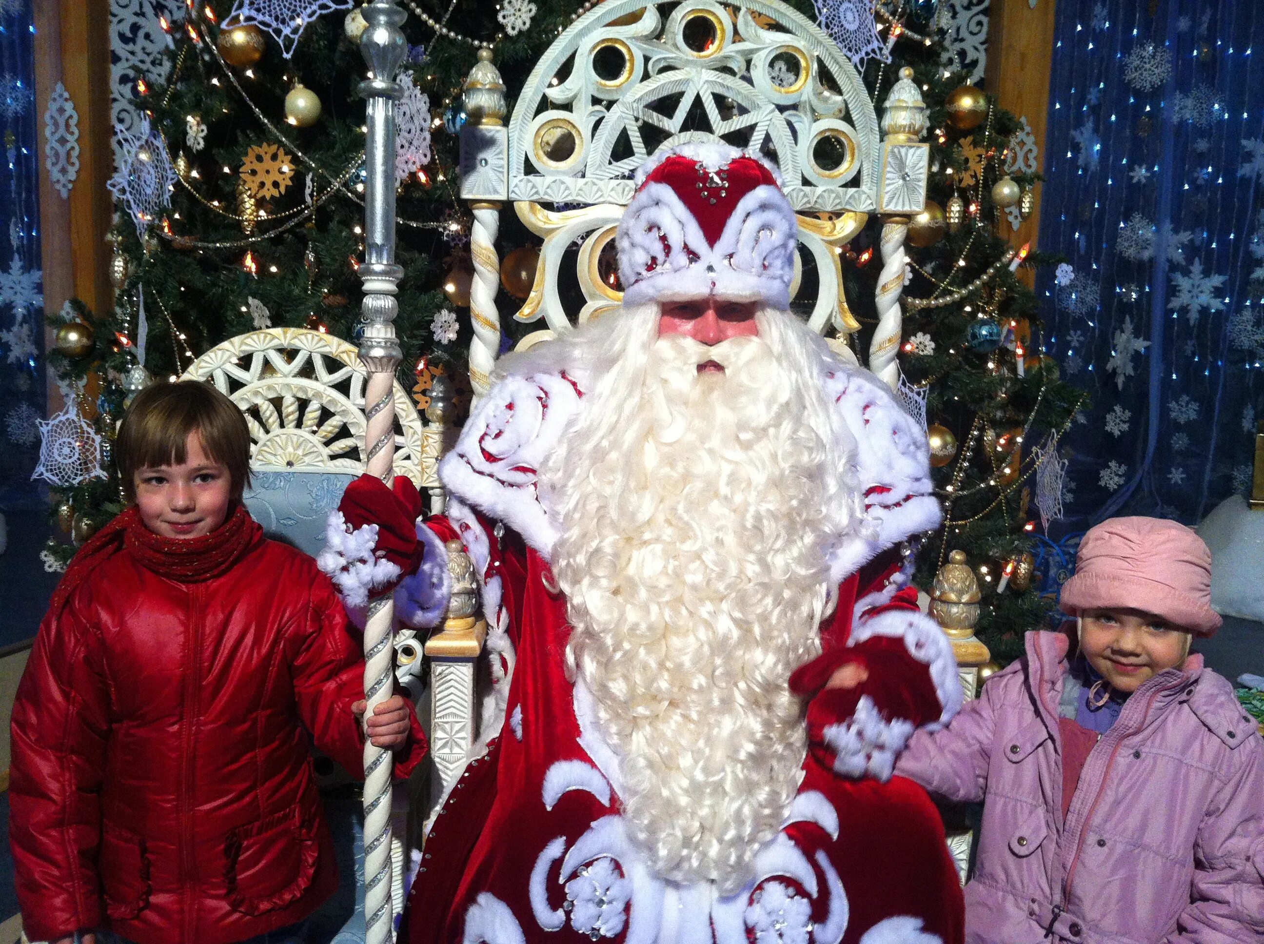 Дед мороз и снегурочка. Великий устюг резиденция деда мороза. Дед мороз в великом устюге. Дед мороз. Снять деда мороза.