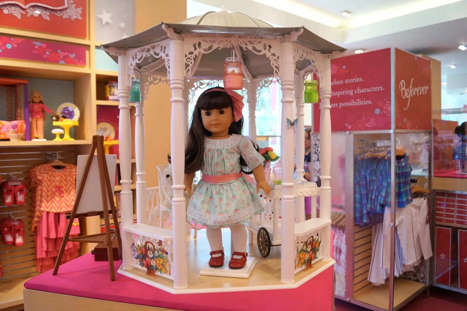 Dolls store. Магазин кукол American girl. Магазин больших кукол. Кукольный отдел в магазине. Магазин большая кукла.