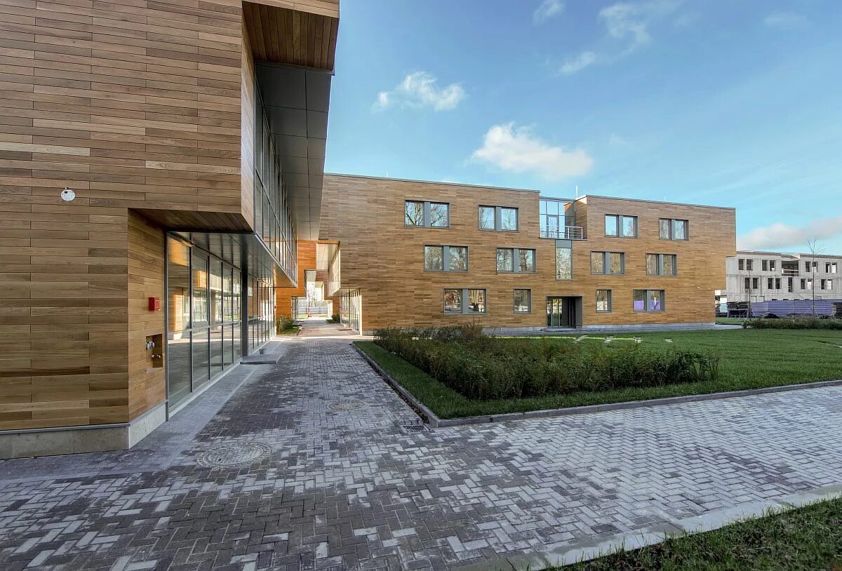 Школа в чехии. Здание колливинга кампус. Норе экономическая школа. Культурный центр вшэ на покровке. Норе экономическая школа.