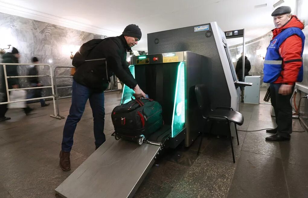 Метрополитен спб инспектор транспортной безопасности. Досмотровая зона Московского метрополитена. Досмотр багажа и ручной клади. Металлодетекторы для досмотра ручной клади. Конвейер для багажа.