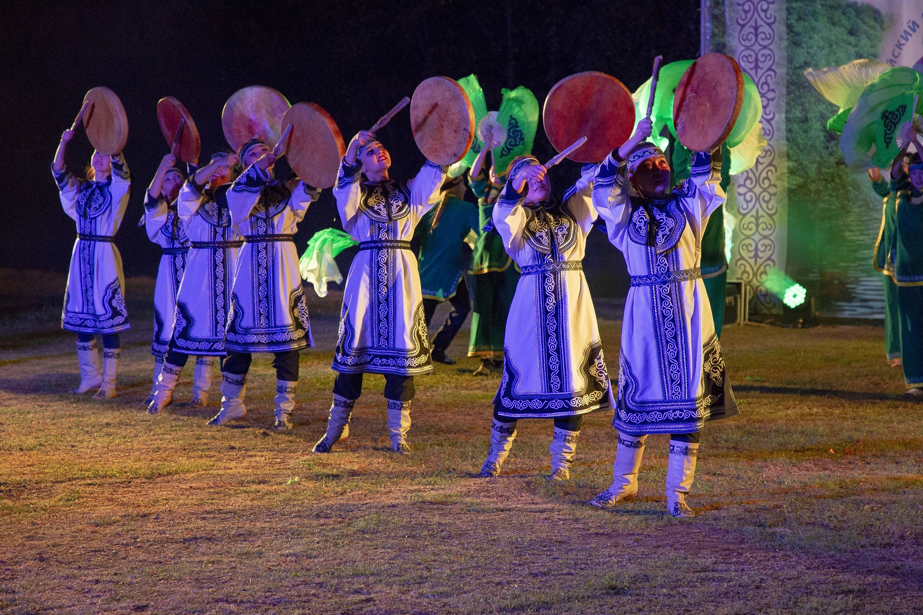 гейша цветными карандашами. ойран комурасаки. афиша на выставку япония. лики востока. лики востока.