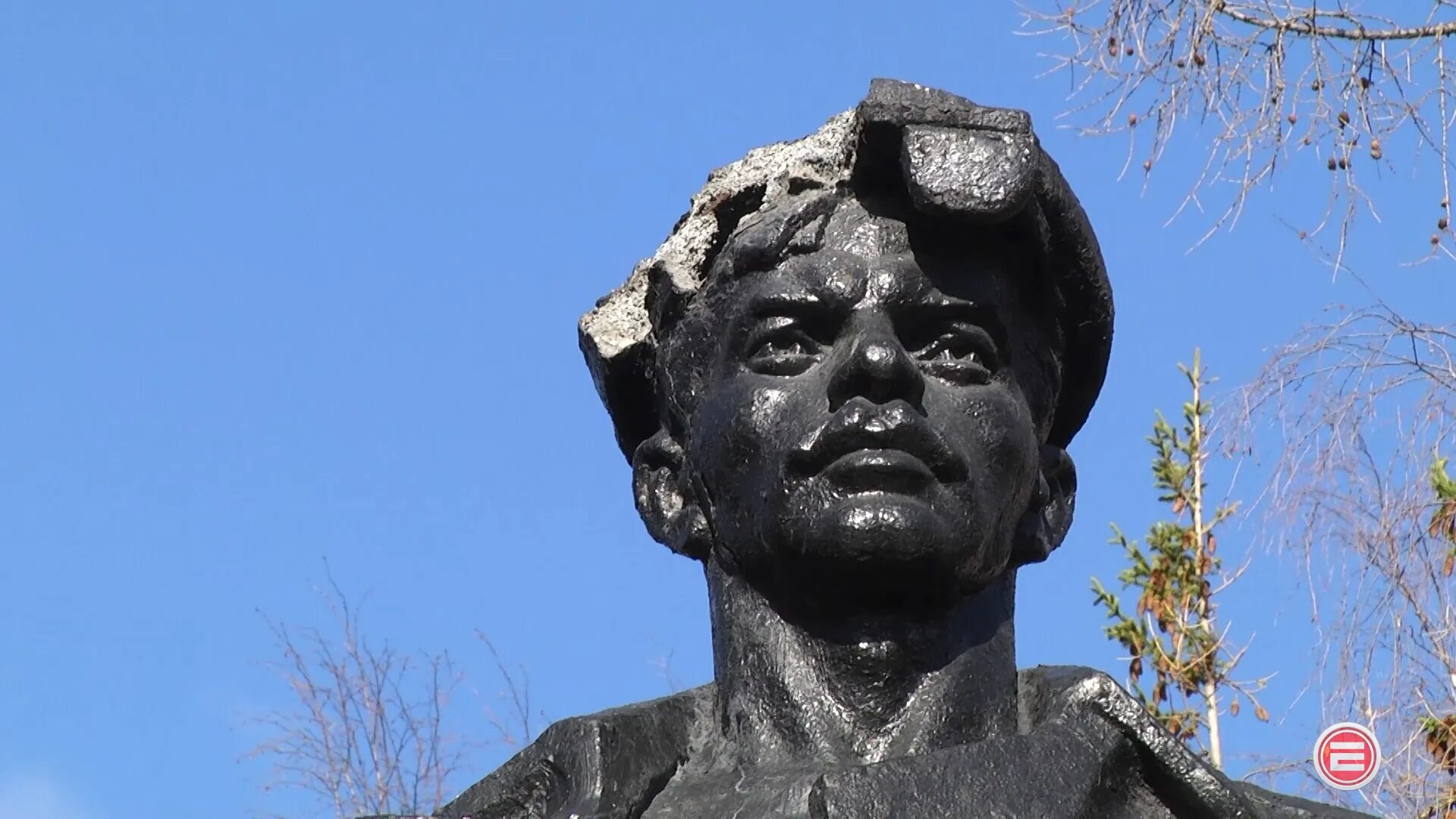 Обелиск ревда. Памятник солдату и рабочему ревда. ревда памятник в парке победы. памятник землякам героям ревда.
