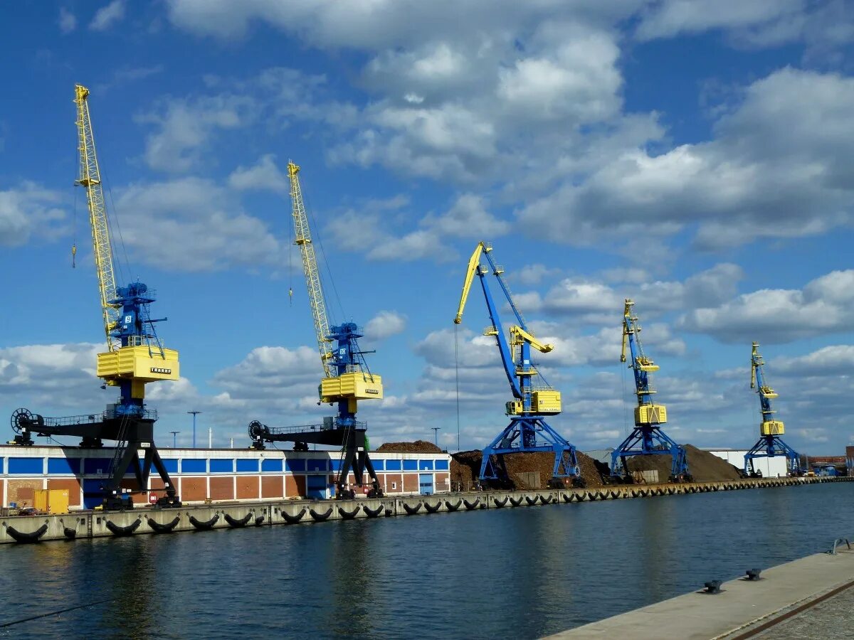 Gdynia порт польша. Грузовой порт новороссийск. Портовая фото. Порт гдыня. Нефтеналивной порт новороссийск.
