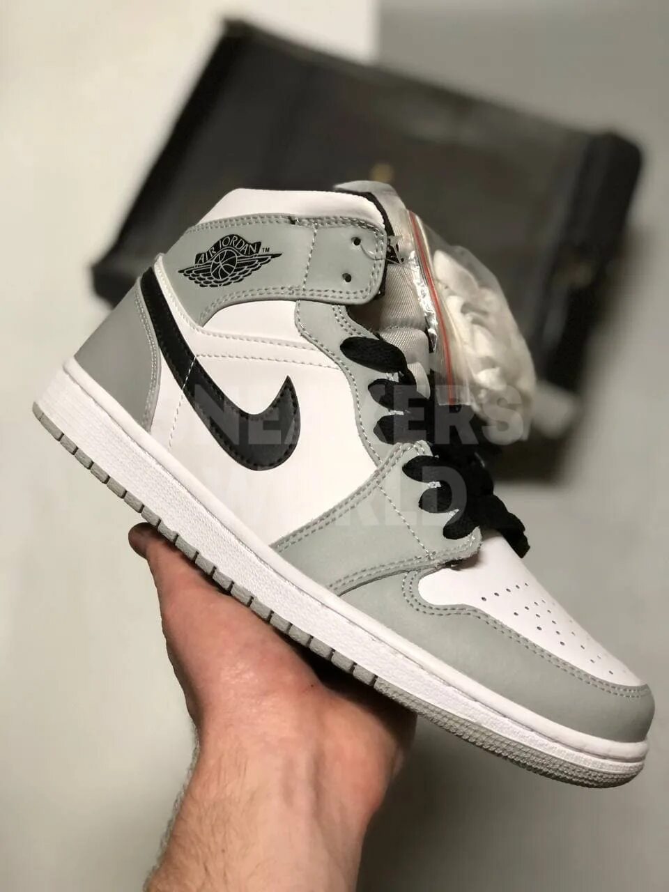 Jordan 1 с мехом. Air jordan 1 mid light smoke grey. nike air jordan 1 mid smoke grey. nike air jordan 1 grey. jordan 1 smoke grey.