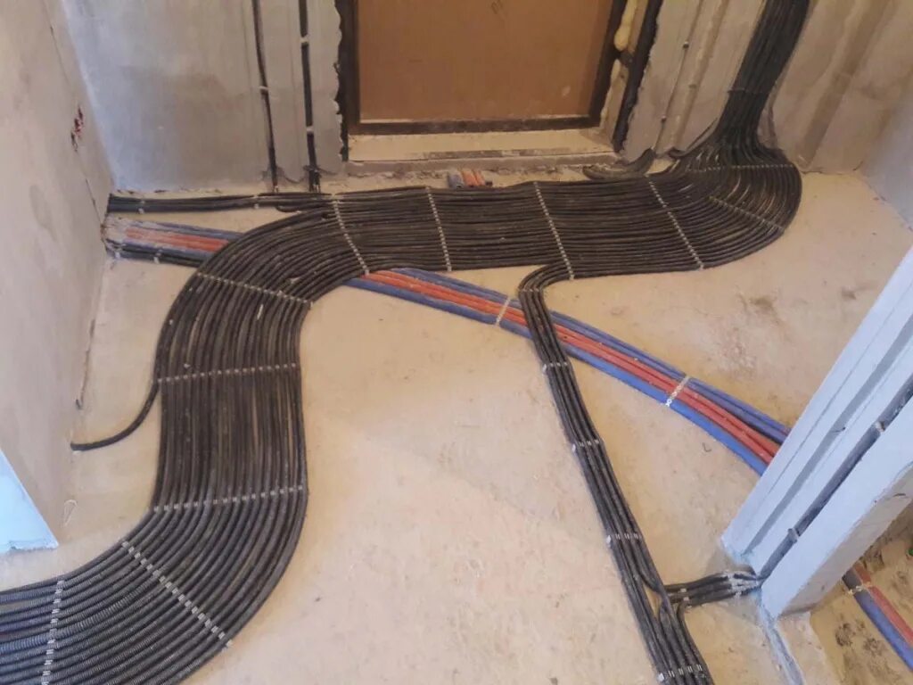 Надо ли прокладывать. Прокладка электропроводки по полу. Укладка проводов в квартире. Прокладка интернет кабеля в квартире. Монтаж электропроводки по полу.