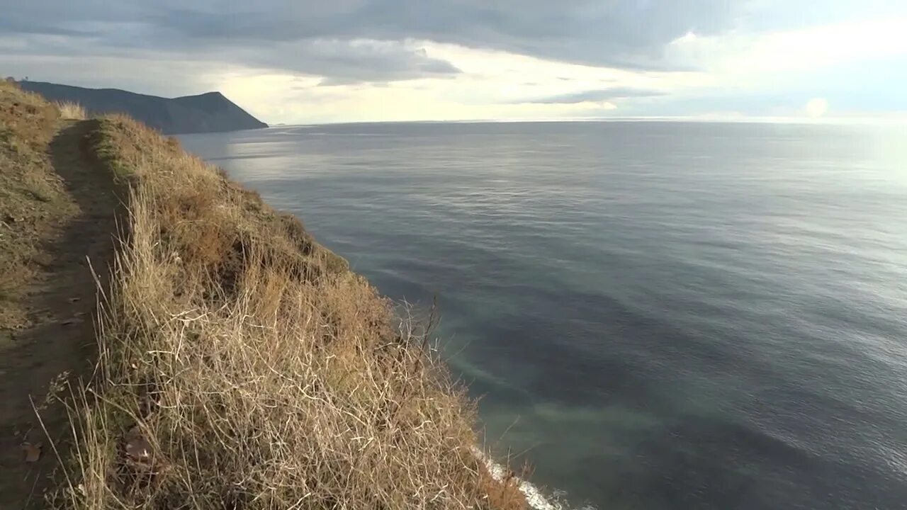 Спуск к морю анапа высокий берег тропа. Можжевеловый лес утриш. 200 ступеней анапа. Гора лысая архипо. Козья тропа дагестан.