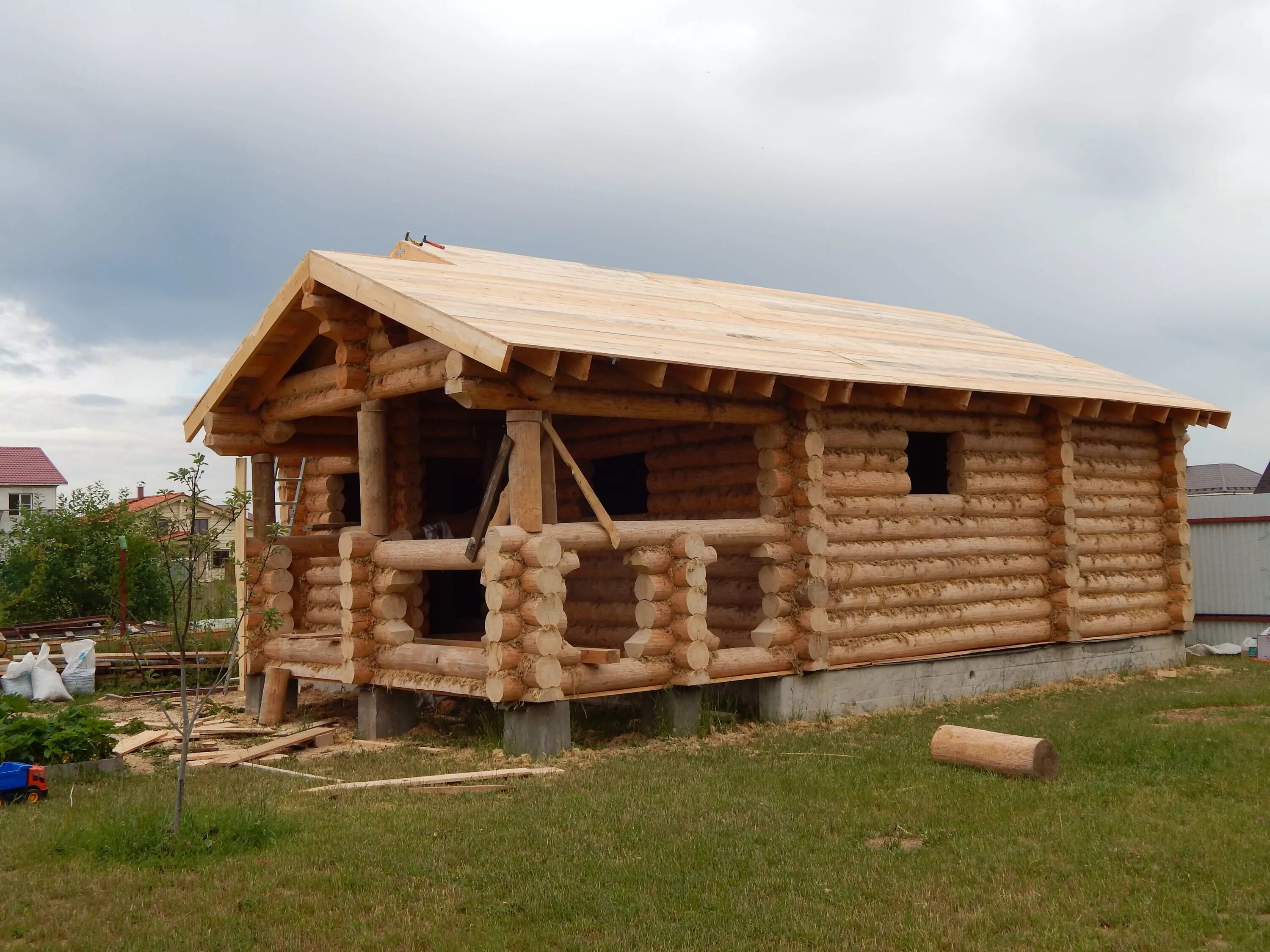 Сруб 7 3. Сруб рубленный под рубанок. Баня из бревна под рубанок. Дом из бревна 7 на 9. Сруб дома из бревна под ключ недорого.