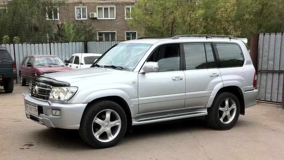 Тойота ленд Крузер 100 2007. Тойота ленд Крузер 100 серебристый. Toyota Land Cruiser 100 White. Toyota Land Cruiser 100 белый.