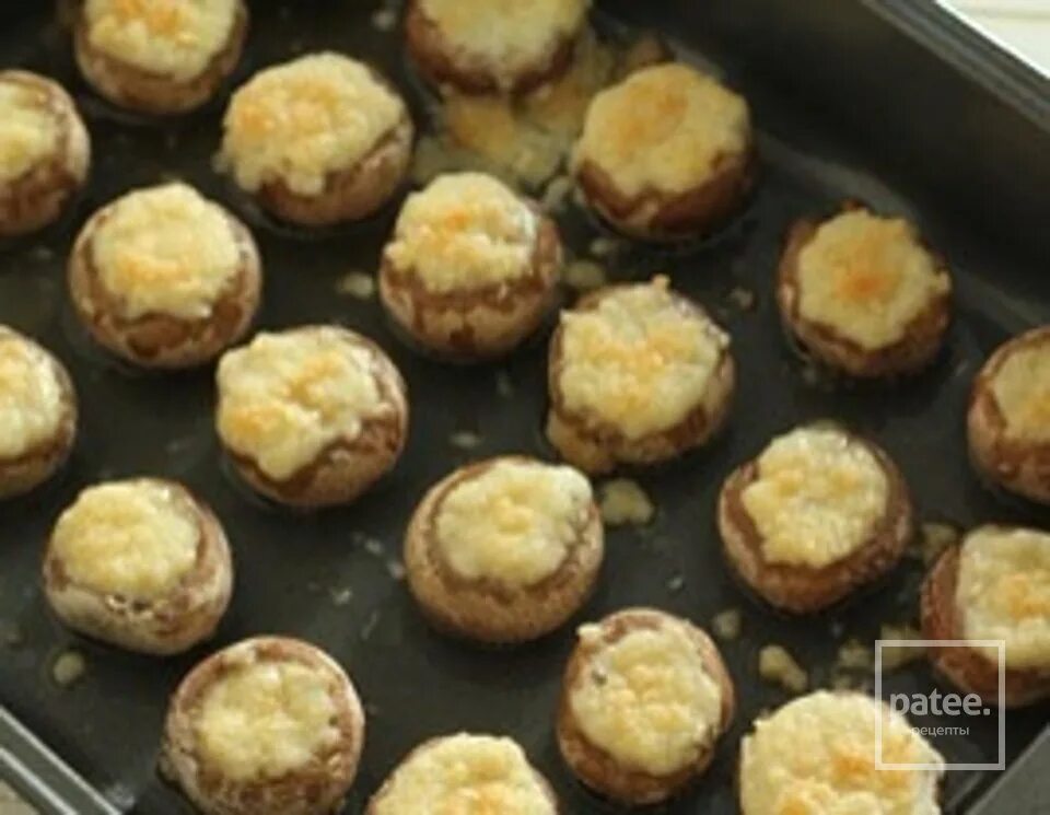Вкусные запеченные грибы в духовке. Запеченные грибы. Фаршированные грибы шампиньоны в духовке. Грибы запеченные в духовке целиком. Шампиньоны запеченные в духовке целиком.