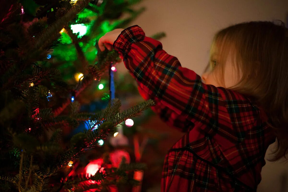 Новый год 13 14. Девочка наряжает елку картинки. Девушка наряжает елку для фотошопа. Семья с детьми украшают ёлку. Мамины будни: подготовка к новому году с детьми.