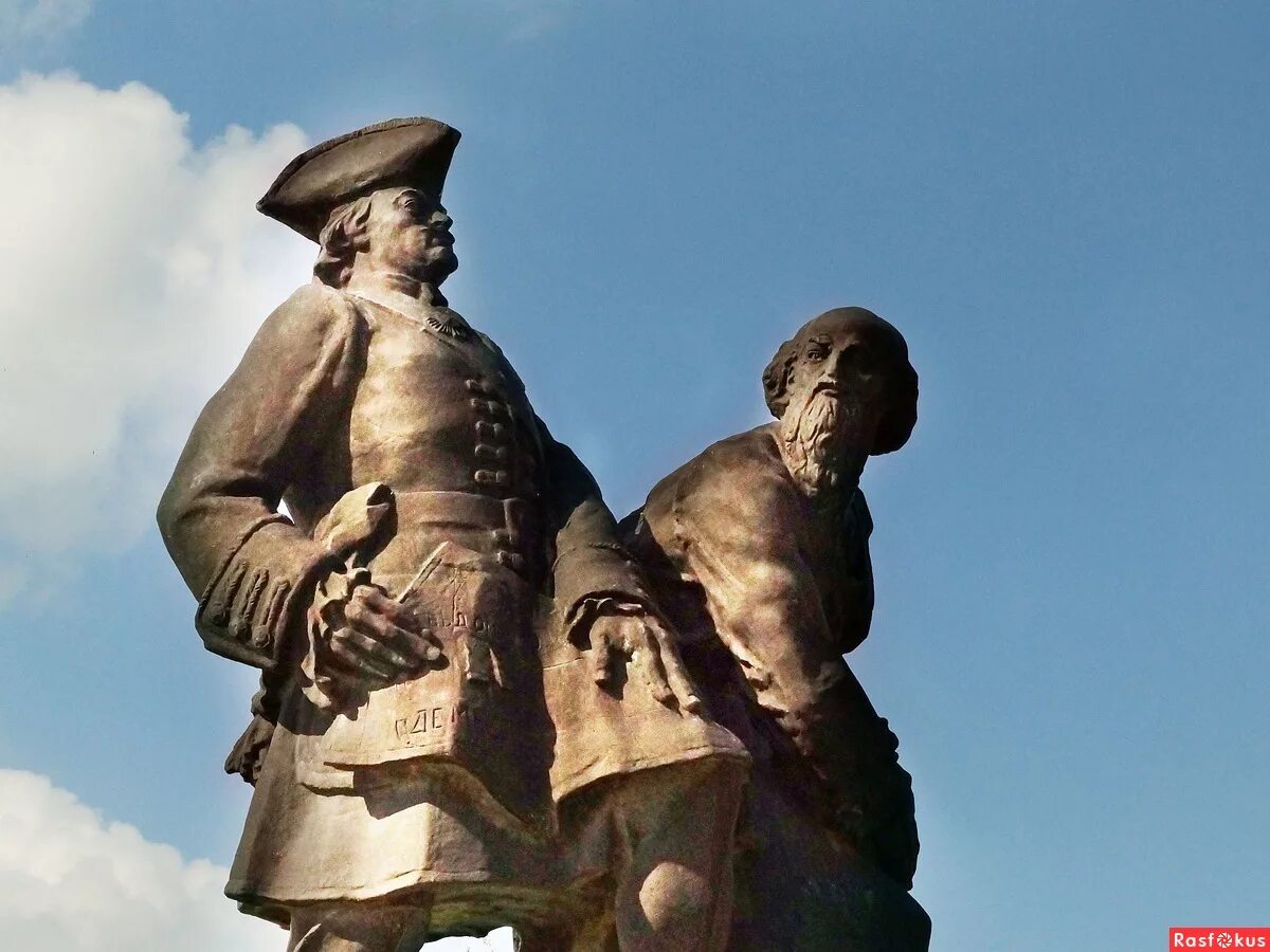 никита демидов памятник в туле. памятник петру 1 и демидову в невьянске. памятник петру i и никите демидову в невьянске. как выглядит памятник уральские промышленники демидовы. никита демидов тульский оружейник памятник.