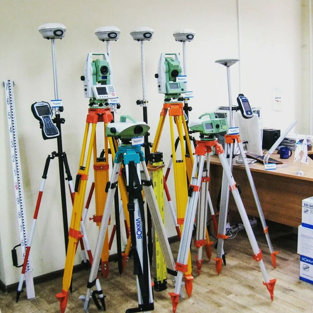 прибор геодезиста sokkia тахеометр. электронный тахеометр sokkia cx-105. геодезические работы инструменты. прибор для топографической съемки. нивелир geomax.