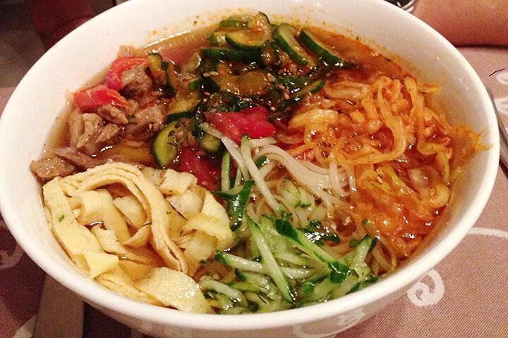 Окрошка кукси. Азиатская окрошка. Суп кукси по-корейски. Окрошка по корейски. Кукси блюдо.