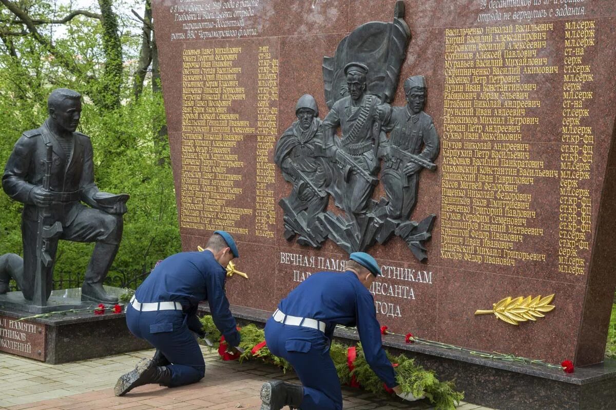 Новороссийск памятник десантникам. Памятник погибшим десантникам. Памятники русскому солдату ВОВ. Памятники погибшим солдатам десантников. Память погибшим бойцам